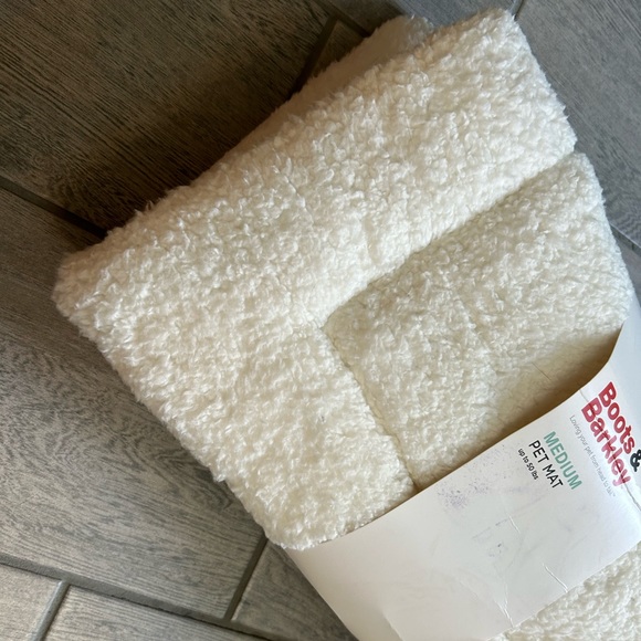NWT dog mat Boots and Barkley Medium pet mat soft dog bed cat bed 19 x 1.56 x30 - Picture 8 of 14